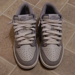 Nike Dunks Lo's. Sz5.5 Youth. Unisex. Gry/whte Colorway